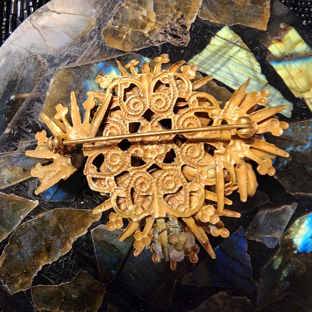 Vintage-Inspired Blue and Gold Crystal Brooch - Picture 5 of 9